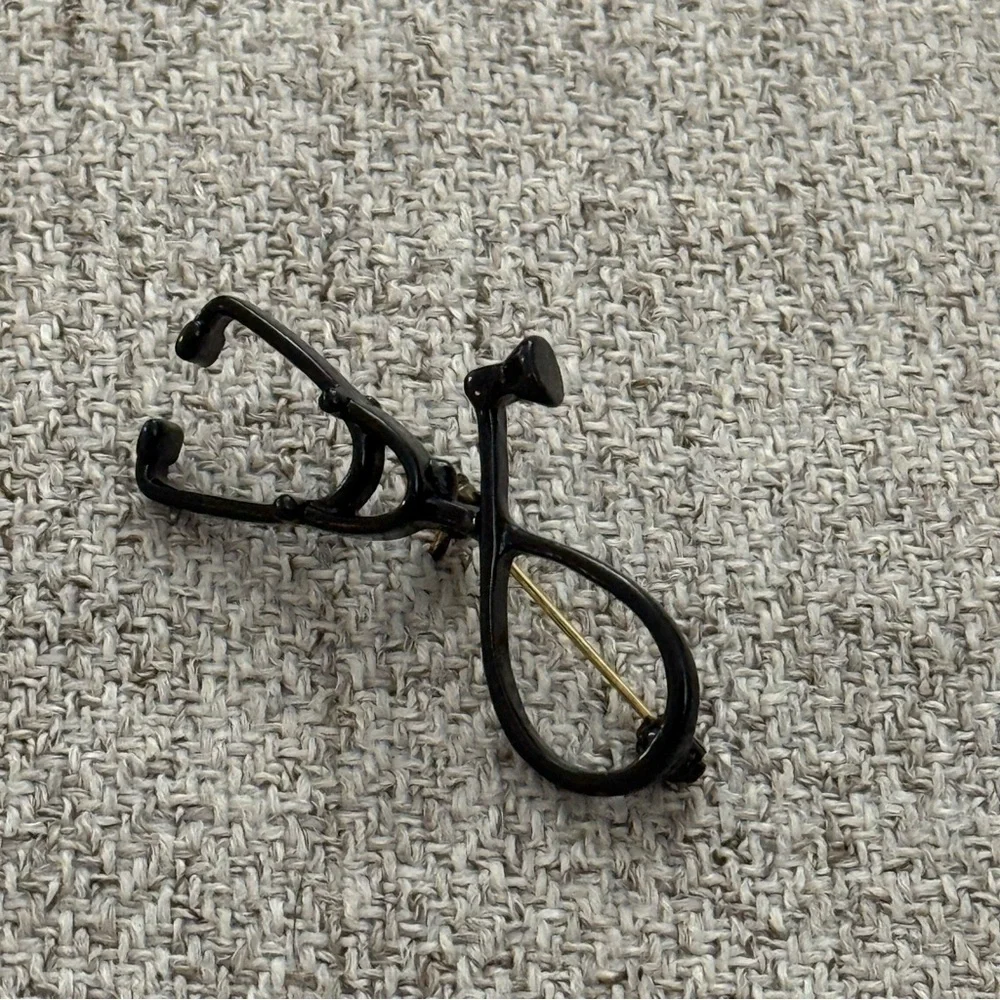 Black medical stethoscope unisex brooch pin NEW, UNISEX, perfect for gifts!